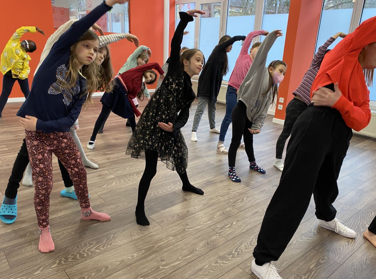 Children enjoying dance birthday party package at Link n Learn